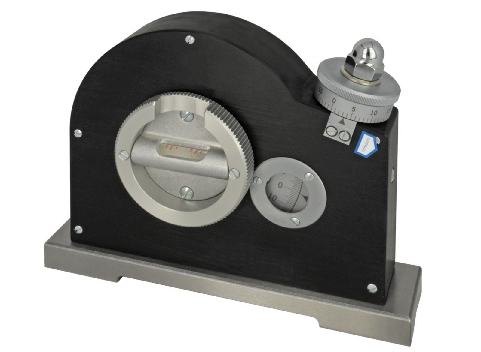 Spirit inclinometer with angle protractor and micrometer element